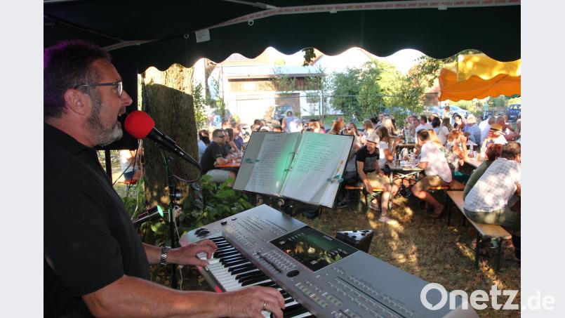 Alleinunterhalter Manfred Raschke sorgte für Stimmung beim Weinfest. kro