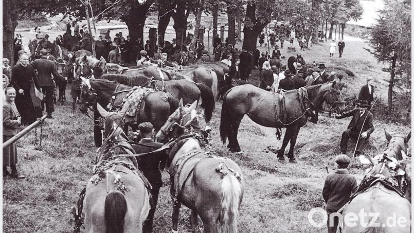 Früher gab es auch viele Pferde beim Festgottesdienst am Kalvarienberg. Archiv Johann Vogl