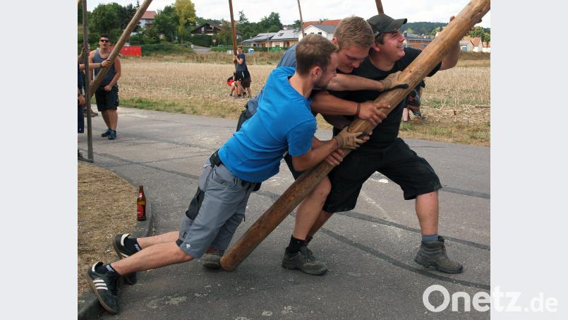 Armschmalz war – trotz technischer Unterstützung – beim Aufstellen des Kirwabaums gefordert. sön