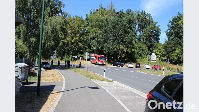 Wegen Gaffern sperrt die Feuerwehr die Starße beim Rußweiherbad ab. jma