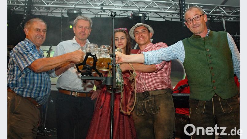 Bürgermeister Erwin Geitner (rechts) stieß Festwirt Erhard Richthammer, Brauereichef Josef Winkler und dem Oberkirwapaar 2017 Madleen Scharl und Dominik Flierl (von links) „auf a super guade Kirwa“ an. sön