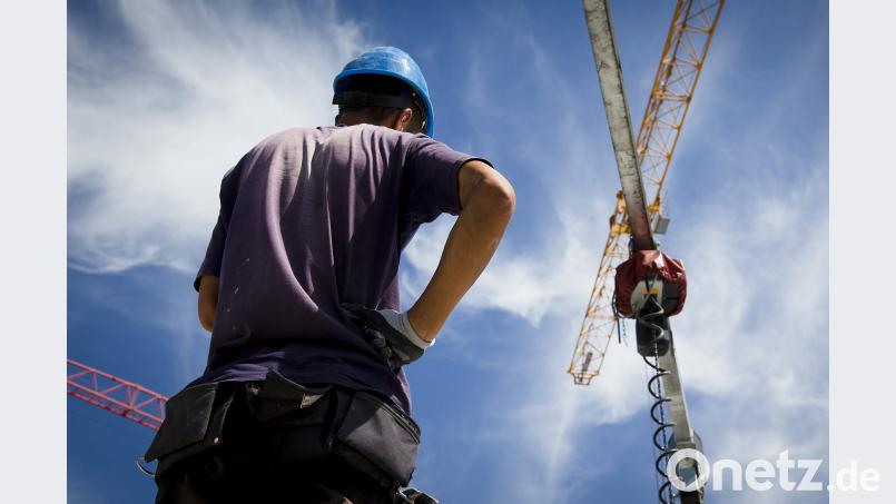 Hoch hinaus: Wer auf dem Bau lernt, kann es per Aufstiegsfortbildung bis zum Polier oder Bauleiter bringen. IG Bau