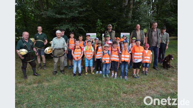 Eine Expedition ins Waldershofer Jagdrevier stand am Mittwochvormittag für 18 Kinder im Rahmen des Ferienprogramms an. Jäger Helmut Härtl (Mitte) leitete gemeinsam mit drei weiteren Jägern den Rundgang. Musikalisch wurden die Kinder von den Waldsassener Jagdhornbläsern, (von links) Otto Summer, Bernhard Stier, Norbert Fleißner und Achim Vollmer, begrüßt. Immer mit dabei Jagdhund „Sam“ (rechts). jr