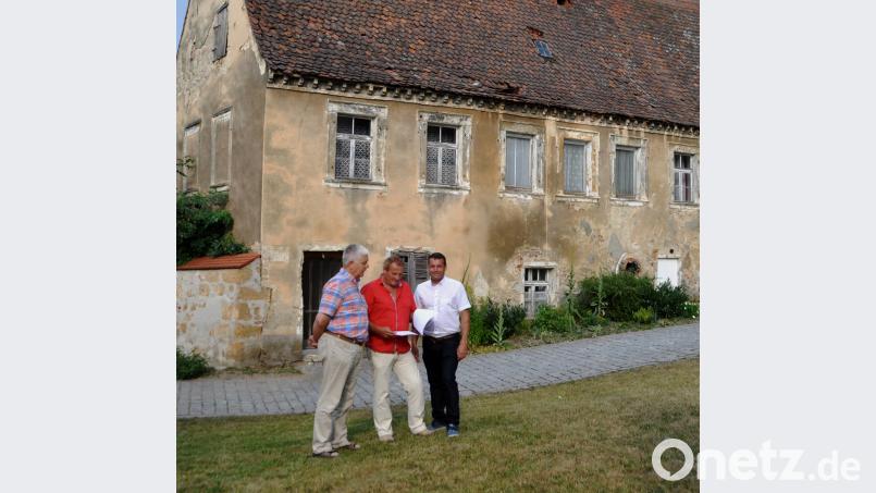 Eine Renovierung dieses Hauses in der Klostergasse könnte zur Belebung des Stadtkerns beitragen. Unser Bild zeigt Josef Götz gemeinsam mit MdL Reinhold Strobl und Landtagskandidat Uwe Bergmann exb