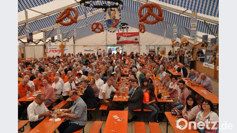 Statt in die Kirche zieht es viele Bürger am Sonntagvormittag ins Festzelt. Dort nimmt Hubert Aiwanger die Staatsregierung ins Gebet. ak