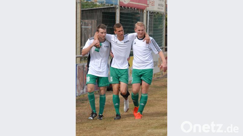 Neben der 0:4-Heimpleite gegen den SC 04 Schwabach schmerzt beim SV Mitterteich der verletzungsbedingte Ausfall von Manuel Dürbeck (Mitte). Hier führen Dominik Krieglsteiner (links) und Florian Greim (rechts) den Kapitän in die Kabine. Rudi Gebert