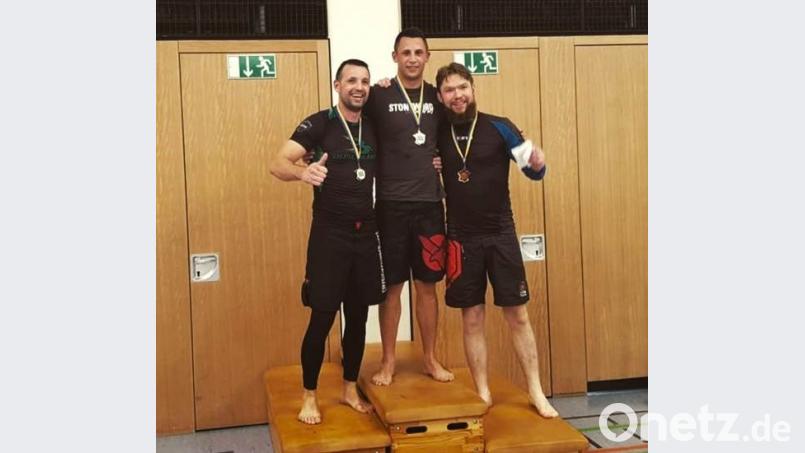 Denis Dozenko (Mitte) holt Gold bei der „Babenhausener Grappling Challenge“. soj