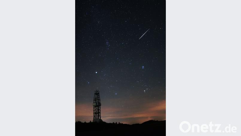 Wünsch Dir was: Eine Sternschnuppe über dem Bohrturm der KTB bei Windischeschenbach. Wilhelm Daubner