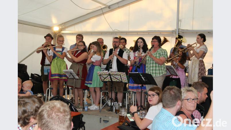 Die Jugendblaskapelle spielte kräftig auf zum Auftakt. Bild: ral