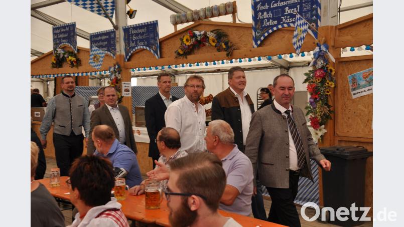 FW-Landesvorsitzender Hubert Aiwanger (rechts) marschiert zum Podium im Festzelt. ak