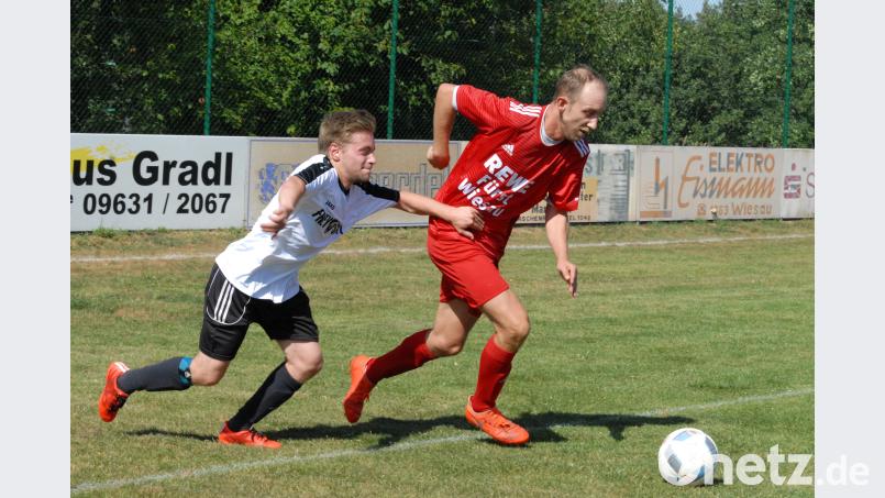 Oliver Wedlich (rechts) steuerte zwei Treffer zum 4:2-Sieg des SV Schönhaid bei der DJK Falkenberg (links Christian Bauer) bei. Rudi Gebert