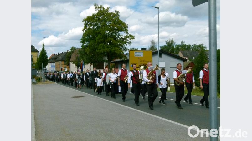 Nach dem Requiem bewegt sich ein langer Trauerzug zum Friedhof. rn