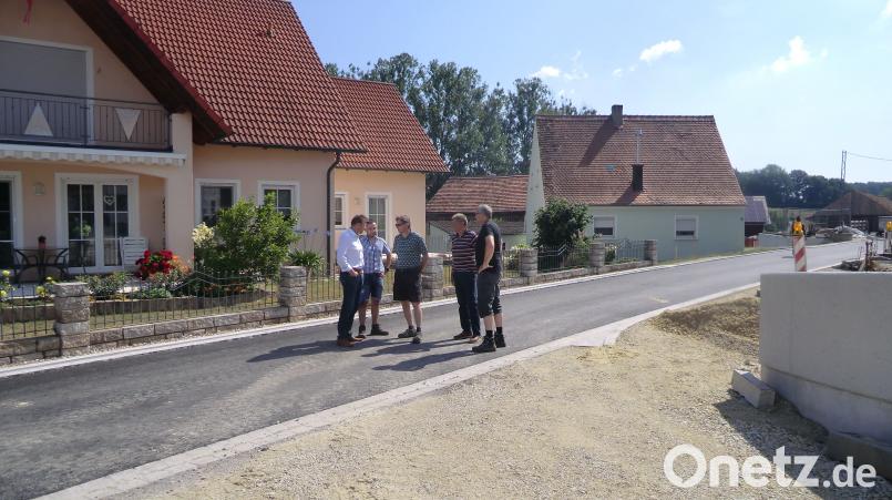 Bürgermeister Alwin Märkl (links) informiert sich bei einem Ortstermin in Bühl bei Michael Hierl (UTA-Ingenieure), Martin Englhard (Firma Englhard), Johann Plößl (Ortssprecher) sowie Thomas Köstler (Amt für Ländliche Entwicklung) über den Stand der Arbeiten. gef