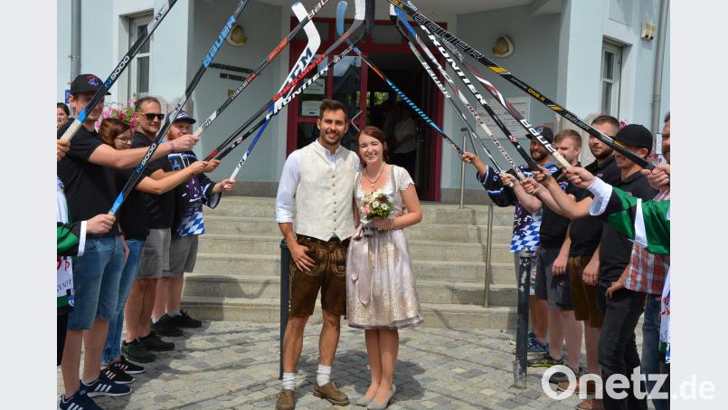 Eishockeyspieler und Fußballer bildeten ein Ehrenspalier für Moritz Pilz und Sandra Schuller. jr