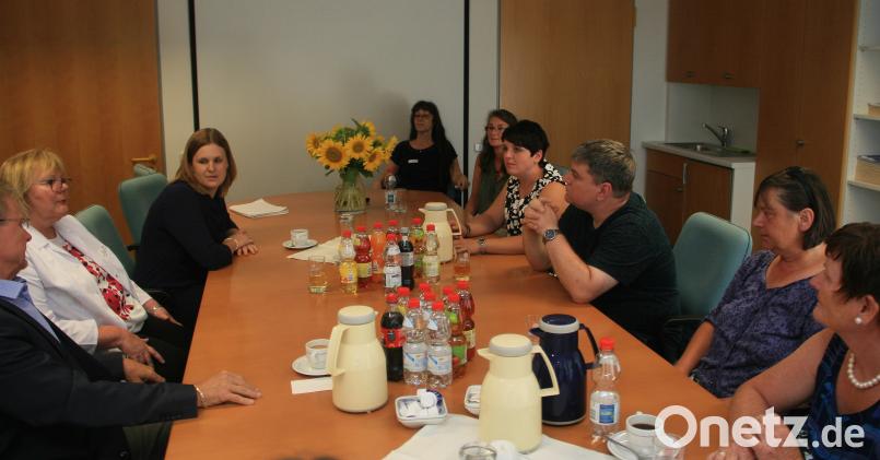 Beim Fachgespräch in der „Steinwaldklinik“, zusammen mit den Gästen von Bündnis 90/ Die Grünen, fordert Dr. Irina Kern (Zweite von links) ein deutliches Mehr an Studienplätzen für angehende Ärzte. wro