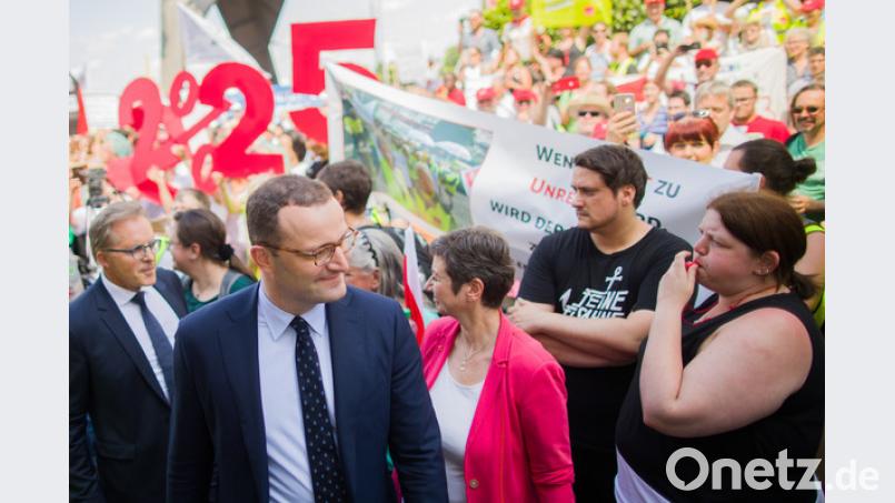 Bundesgesundheitsminister Jens Spahn (CDU) besucht während der Gesundheitsministerkonferenz der Länder die Demonstration der Kranken- und Altenpfleger. Rolf Vennenbernd/dpa