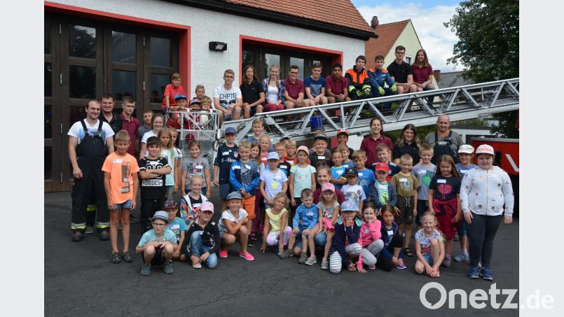 Die Begeisterung der Kinder für die Feuerwehr ist ungebrochen, wie sich beim Ferienprogramm der Mitterteicher Brandschützer am Samstag zeigte. 44 Kinder wollten dabei sein. Die Betreuung übernahm stellvertretender Jugendwart Armin Degelmann (links) mit seinem Team. jr