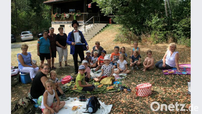 Überraschung am Waldbadeweiher: „Zauberer Franz“ war extra aus Waldsassen angereist, um den Schatzsuchern eine Auswahl seiner Tricks zu zeigen. wro