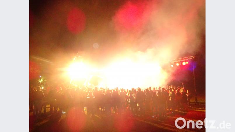 Zu bekannten Liedern wie &quot;Narcotic&quot; ist die Tanzfläche schnell gefüllt. Beeindruckend ist die Lichtshow, die die Songs begleiten. wrm