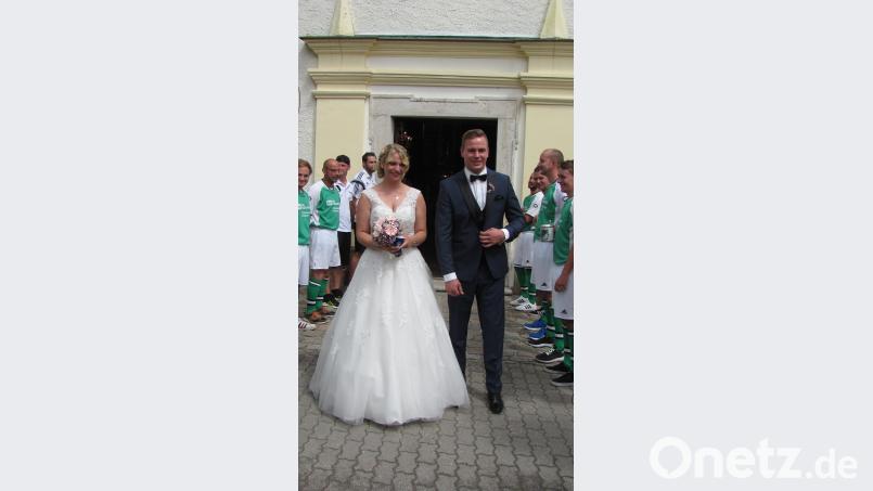 Fußballer, Kollegen und Goaßlschnalzer stehen bei der Hochzeit von Susanne und Stefan Mutzbauer Spalier. sei