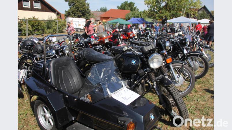 Dieses BMW- Motorrad mit Beiwagen, Baujahr 1982 (im Vordergrund)
 führt die „Motorradparade“ an. frd