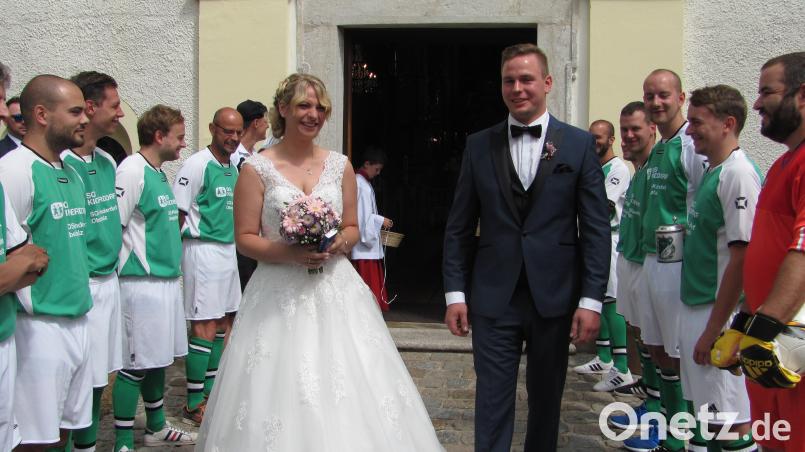 Fußballer, Kollegen und Goaßlschnalzer stehen bei der Hochzeit von Susanne und Stefan Mutzbauer Spalier. sei