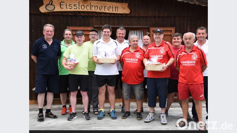 Martin Kausler (hinten links), Vorsitzender der Schnaittenbacher Eisstockschützen, überreichte zusammen mit stellvertretendem Bürgermeister Uwe Bergmann (hinten rechts) an die Mannschaftsführer der ersten drei Teams die Preise. nag