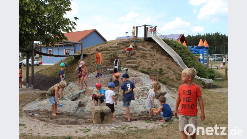Ein Sandberg und viel Wasser: Den Kindern gefällt der Spielplatz in Holzhammer. ffl