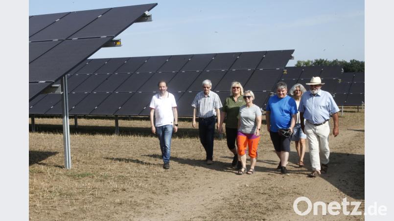 Solarpark-Betreiber Sepp Bichler (rechts) führte die Grünen-Delegation durch die Anlage bei Fronberg. Hirsch