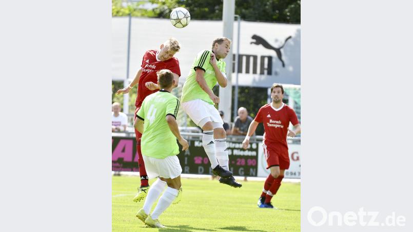 Ein rassiges Kopfballduell des Riedener Kapitäns und Torschützen Daniel Grabinger (rechts) mit dem Schmidmühlener Tobias Eichenseer (links hinten), beobachtet vom Riedener Johannes Badura (vorne links). Ziegler