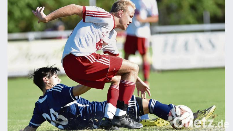 Der Tännesberger Marco Geier (weißes Trikot) wird vom Ettmannsdorfer Lukas Schreyer hart angegangen. Der SC Ettmannsdorf II behielt in Tännesberg mit 4:1 die Oberhand. A. Schwarzmeier