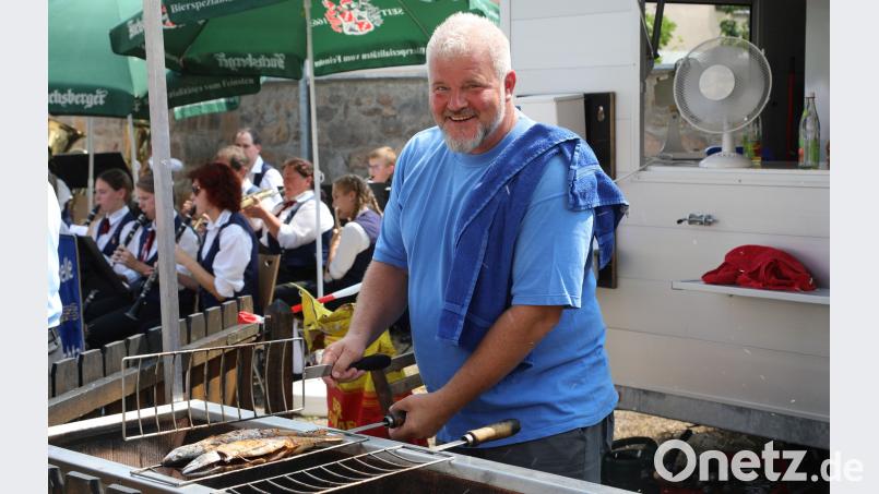 Dem Fisch-Michl vergeht auch bei extremer Hitze das Lachen nicht. Im Pfarrhof Altendorf legte der Klardorfer vor kurzem bei über 30 Grad seine Fische auf. Die Mauern rund um den Pfarrhof sorgten dafür, dass er den ganzen Tag „kein Lüfterl“ abbekam. Bild: Götz