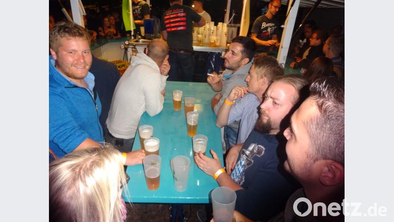 Am Bierstand gibt es verschiedene Biere. wrm