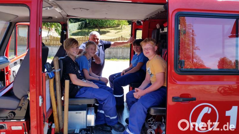 Mit dem Feuerwehrauto geht es für die Nachwuchskräfte bei der 12-Stunden-Aktion auf den Vohenstraußer Sportplatz. dob