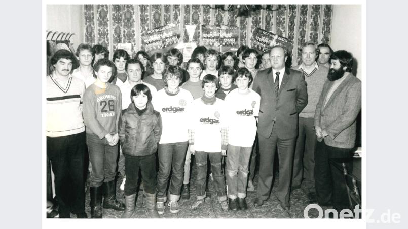 Ein Foto aus dem Jahr 1983 zeigt die Fördergemeinschaft, die zum Fanclub für Rot-Weiß Essen werden sollte Vorsitzender war der Niedermuracher Bürgermeister Rainer Eiser (rechts). Im Hintergrund Gerd Thill (Zweiter von rechts), der für das Projekt Feuer und Flamme war. bl