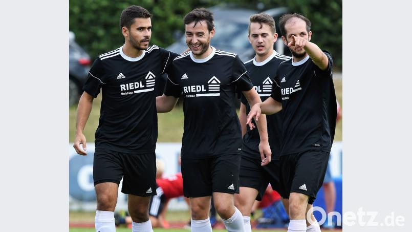 Der Vohenstraußer Stefan Gmeiner (Zweiter von links) freut sich mit den Mannschaftskollegen über seinen Treffer zum 1:0. Die SpVgg Vohenstrauß bezwang die DJK Ebnath mit 2:0 und bleibt Tabellenführer der Kreisliga Nord. Büttner