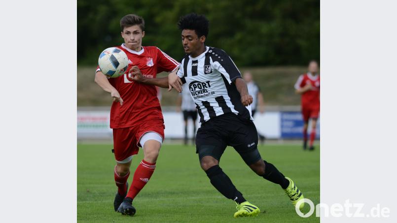 Michaele Bokuretsion (rechts) war maßgeblich am Ausgleichstreffer für den 1. FC Schwarzenfeld gegen Inter Bergsteig Amberg beteiligt. ham