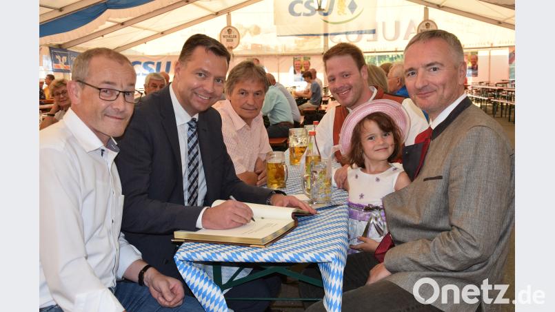 Familiär im Kreis der CSU beim Vilstalfest. Von links Bürgermeister Erwin Geitner, MdB Stephan Mayer, Josef Weinfurtner, Henner Wasmuth, Victoria Schwartz und Papa Dr. Harald Schwartz bö