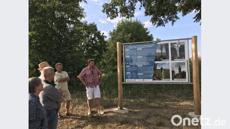 Vier neue Infofafeln wurden anlässlich der kleinen Wanderung von Neustadt zum Rastenhof den Teilnehmrn vorgestellt. Die Konzeption und Huaptfinanzierung übernahm der Verein Via Carolina-Goldene Straße Bärnau in Zuammenarbeit mit der Gemeinde Störnstein. cr