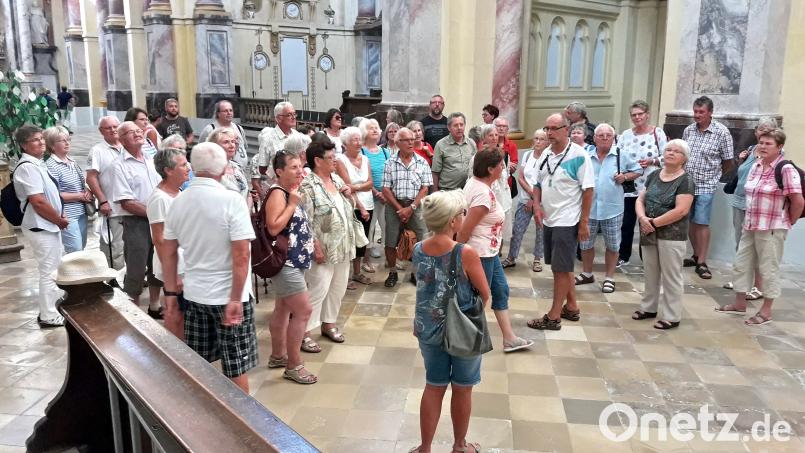 Bernhard Pillhofer (Neunter von rechts) erläutert der Reisegruppe in die Kloster-, Kultur- und Siedlungsgeschichte Ebrachs. hai