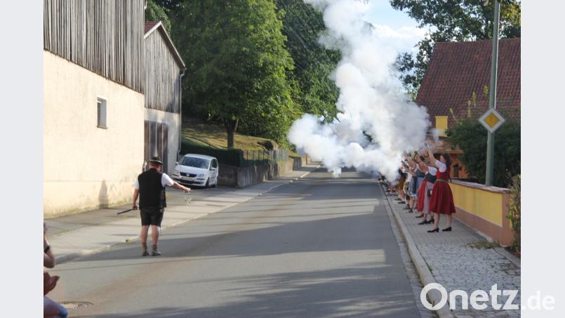 Die Böllerschützen ließen es krachen zum Auftakt der Schmidgadener Kirchweih Bild: ral