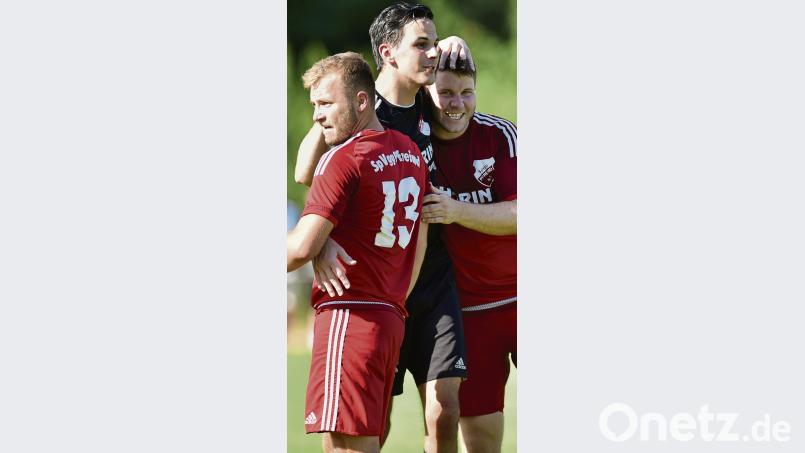 Die Pfreimder kamen nach dem Coup gegen Etzenricht nicht mehr aus dem Grinsen raus. Sebastian Ring (von links) bejubelte den 2:1-Erfolg mit dem bärenstarken SpVgg-Keeper Dominik Aurich sowie Matchwinner und zweifachem Torschützen Bastian Lobinger. A. Schwarzmeier