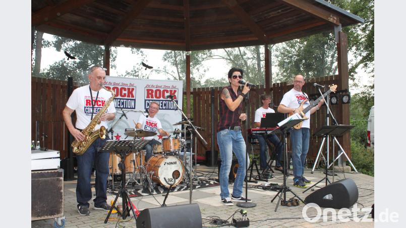"Rock Connection" mit Alex Bagada, Reinhold "Boggie" Wildenauer, Angie Daniel, Dr. Horst Petzold und Uli Schmitzer (von links) gehören seit vielen Jahren zum festen Bestandteil des Neustädter Serenadenprogramms. Am Donnerstag rocken sie vor gut 500 Zuhörern die Freizeitanlage. prh