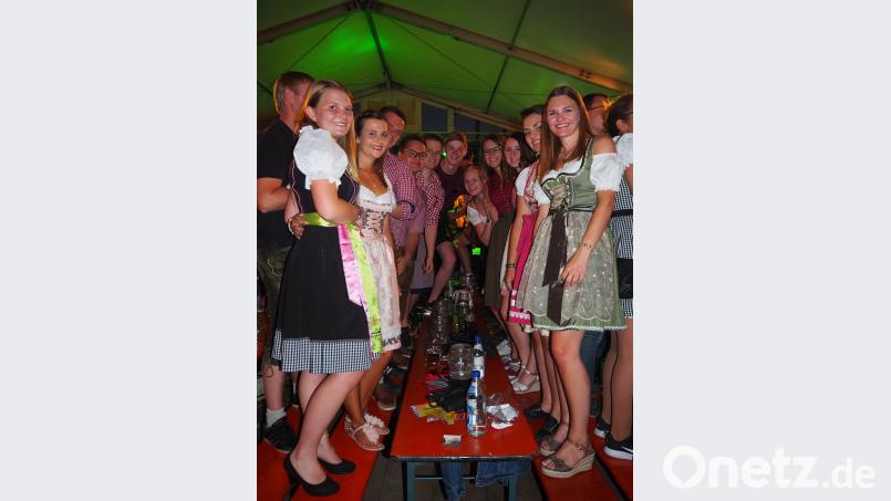 Fesche Dirndl, wo man hinschaut. wmi