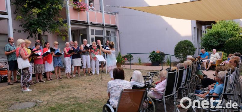 Mit seiner Sommerserenade bereitet der gemischte Chor unter Leitung von Jana Müller (stehend vorne) den Bewohnern des BRK-Seniorenwohn- und Pflegeheims St. Barbara und den zahlreichen Gästen einen stimmungsvollen wie kurzweiligen Abend. u