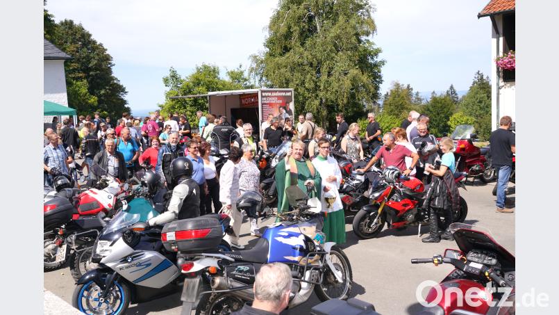 Pfarrer Albert Hölzl bei der Segnung der unzähligen Bikes, die zum Gottesdienst angerollt sind. fvo