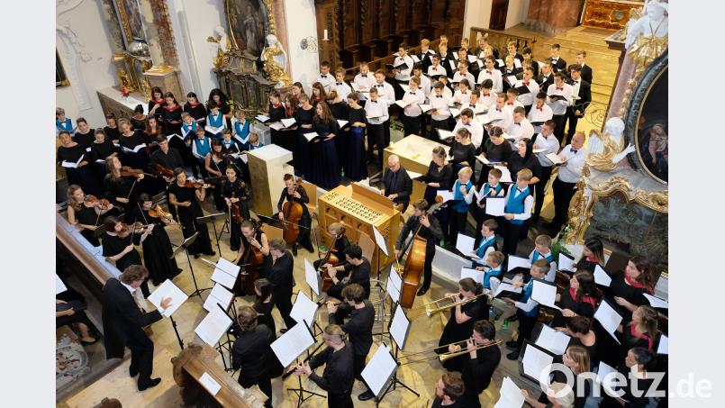 Claudio Monteverdis „Marienvesper“, ein herausragendes Meisterwerk der gesamten Musikgeschichte, feierte am Freitagabend in der Klosterkirche Speinshart Triumphe. Unter der Gesamtleitung des schwedischen Dirigenten Fred Sjöberg gelang unter dem Dach des Festivals junger Künstler Bayreuth dem Knabenchor „Jazeps Medins“ aus Riga, dem Novi Sad Chamber-Chor (Serbien), dem Chor der Mazedonischen Universität Thessaloniki (Griechenland), dem Festspielbarockorchester und insgesamt sieben Solostimmen ein atemberaubender Auftritt. do