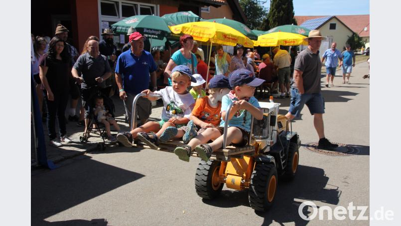 Die Kinder waren auf den Mini-Lkws und Radladern unterwegs. frd