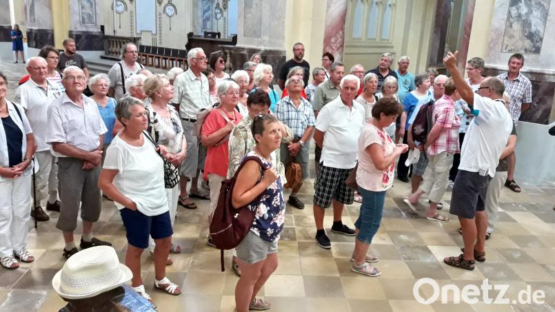 Bernhard Pillhofer (vorne rechts) erläutert der Reisegruppe in die Kloster-, Kultur- und Siedlungsgeschichte Ebrachs. hai