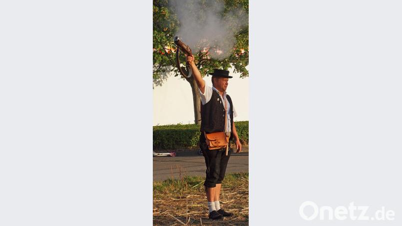 Die Riedener Böllerschützen ließen es vor dem Einzug ins Festzelt so richtig krachen. sön